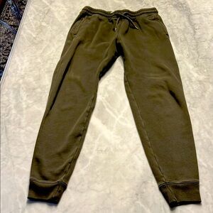 Hollister logo jogger sweatpants. Men’s small tall. Forest Green. Zip pocket.